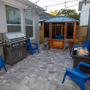 Newly Constructed Modern Pet Friendly Zen With Private Theater & Hot Tub! Holiday home